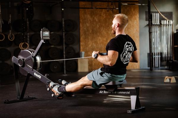 Veslovací trenažér TRINFIT Air Rower Pro model v záklonu