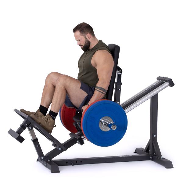 Posilovací stroj TRINFIT Leg press D3 Pro s modelem v dřepu