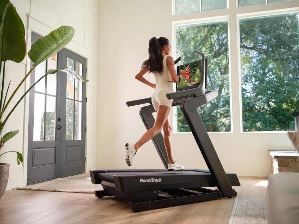 Běžecký pás Běžecký pás NORDICTRACK Incline Trainer X24 běhání