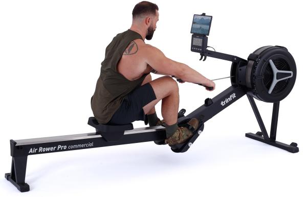 Veslovací trenažér TRINFIT Air Rower Pro veslování s tabletem