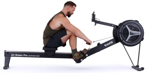 Veslovací trenažér TRINFIT Air Rower Pro veslování z boku